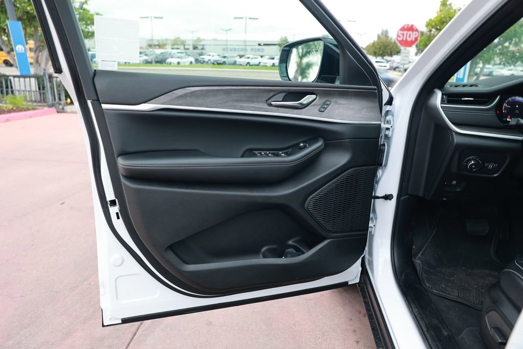 New 2025 Jeep Grand Cherokee Limited image 11