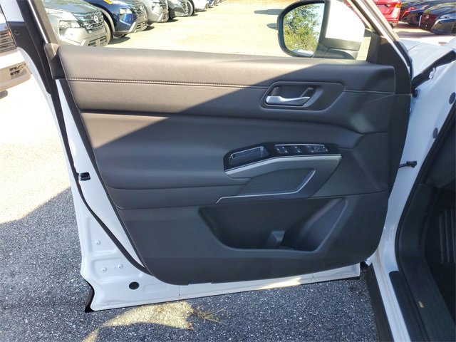 New 2025 Nissan Pathfinder SL image 5