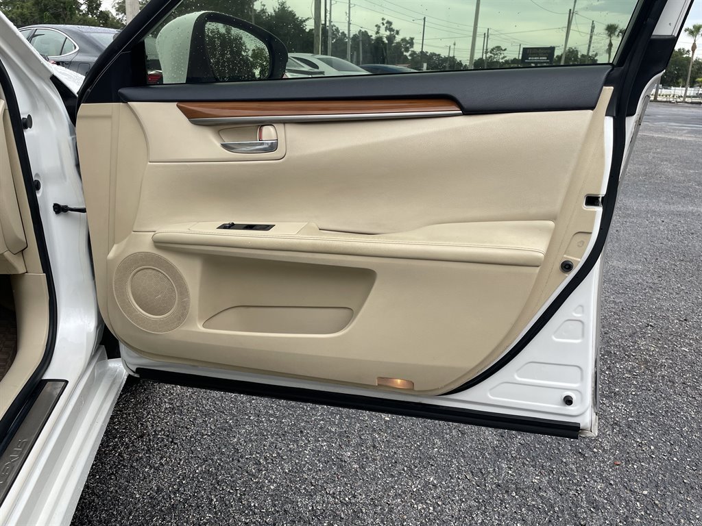 Used 2015 Lexus ES 300h w/ Navigation System Package FWD image 36