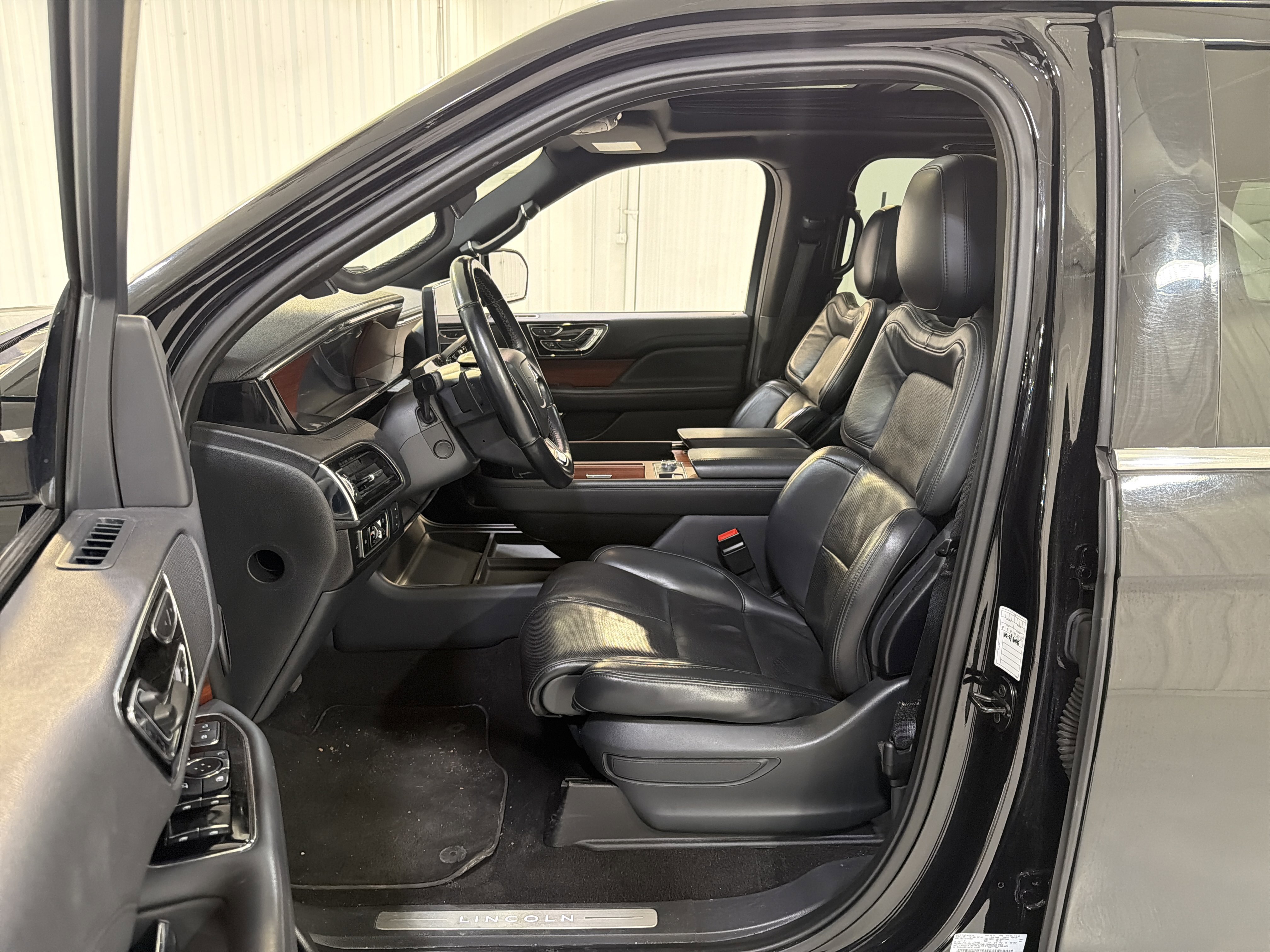 Used 2023 Lincoln Navigator Reserve AWD/4WD image 11