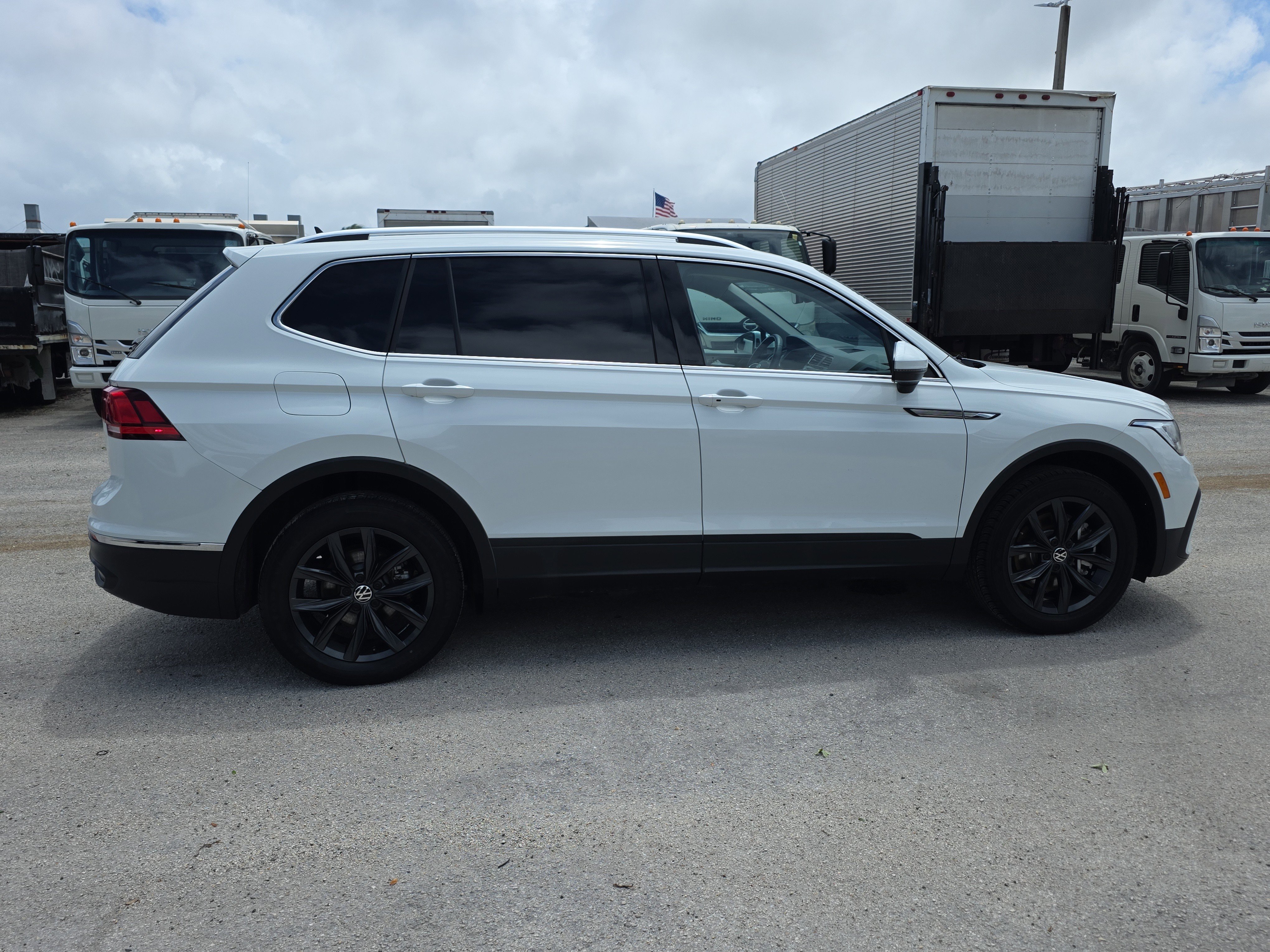 Used 2024 Volkswagen Tiguan SE FWD image 8