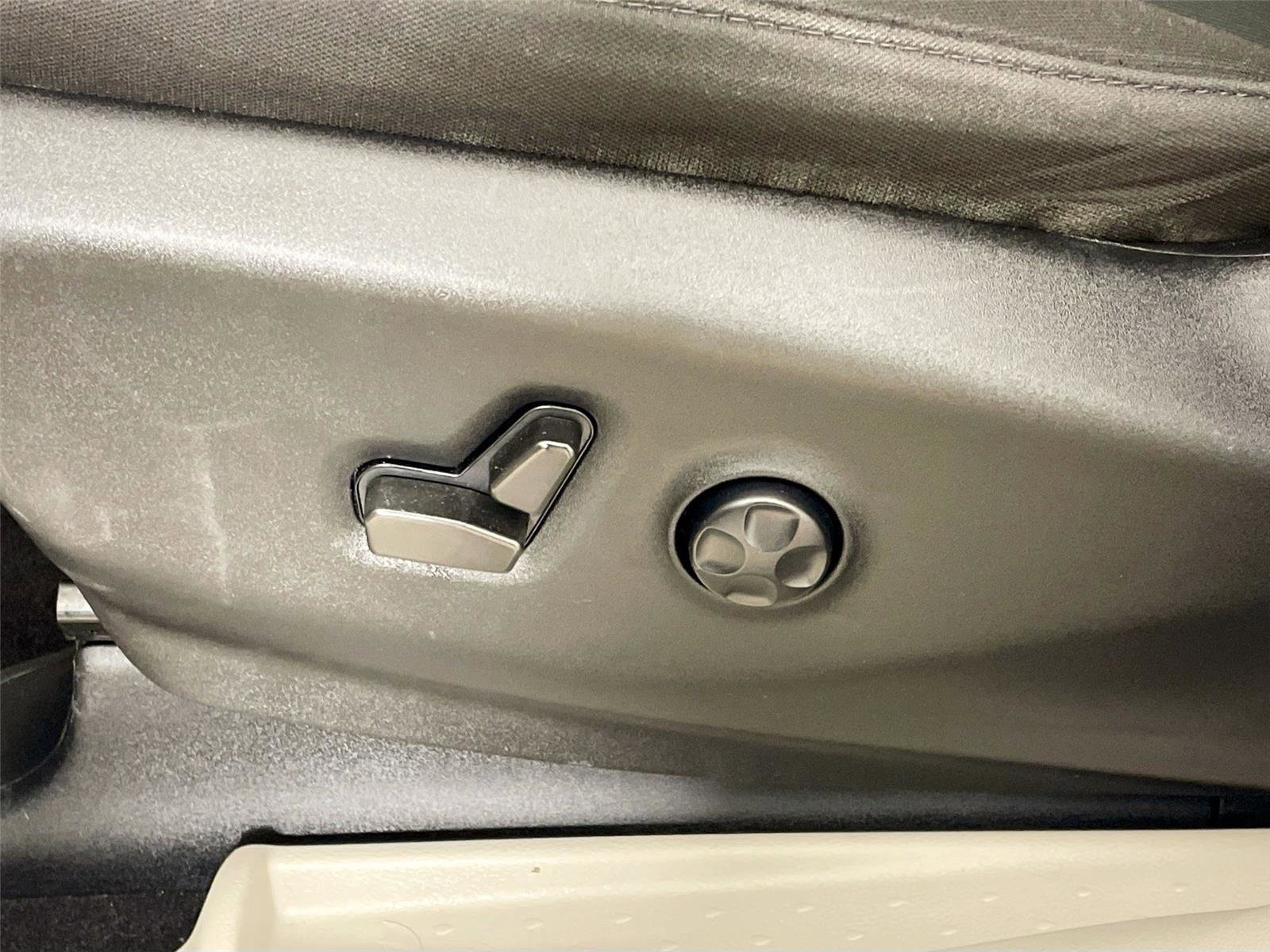 Used 2022 Chrysler Voyager LX image 21