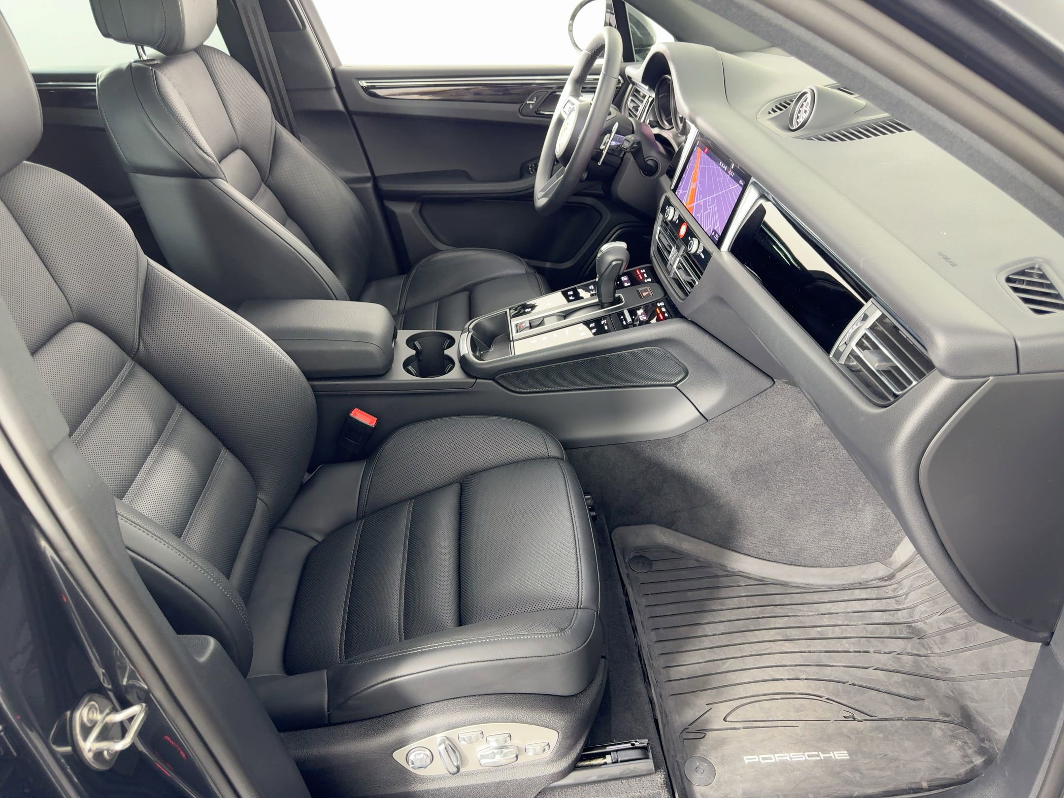 Certified 2025 Porsche Macan image 30