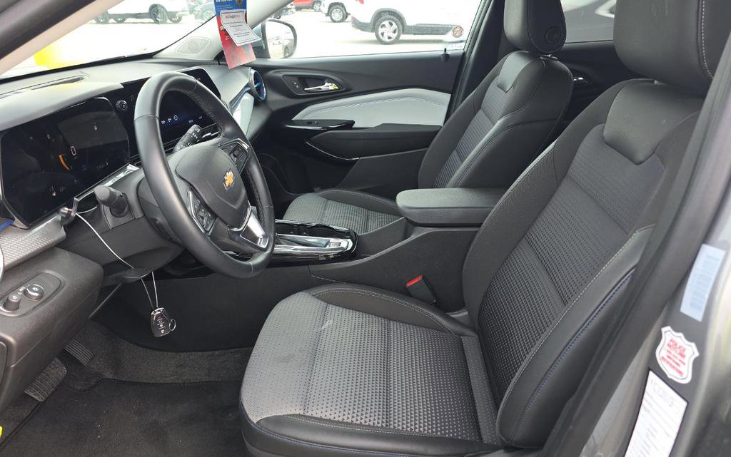 Used 2025 Chevrolet Trax LT w/ LT Convenience Package FWD image 6