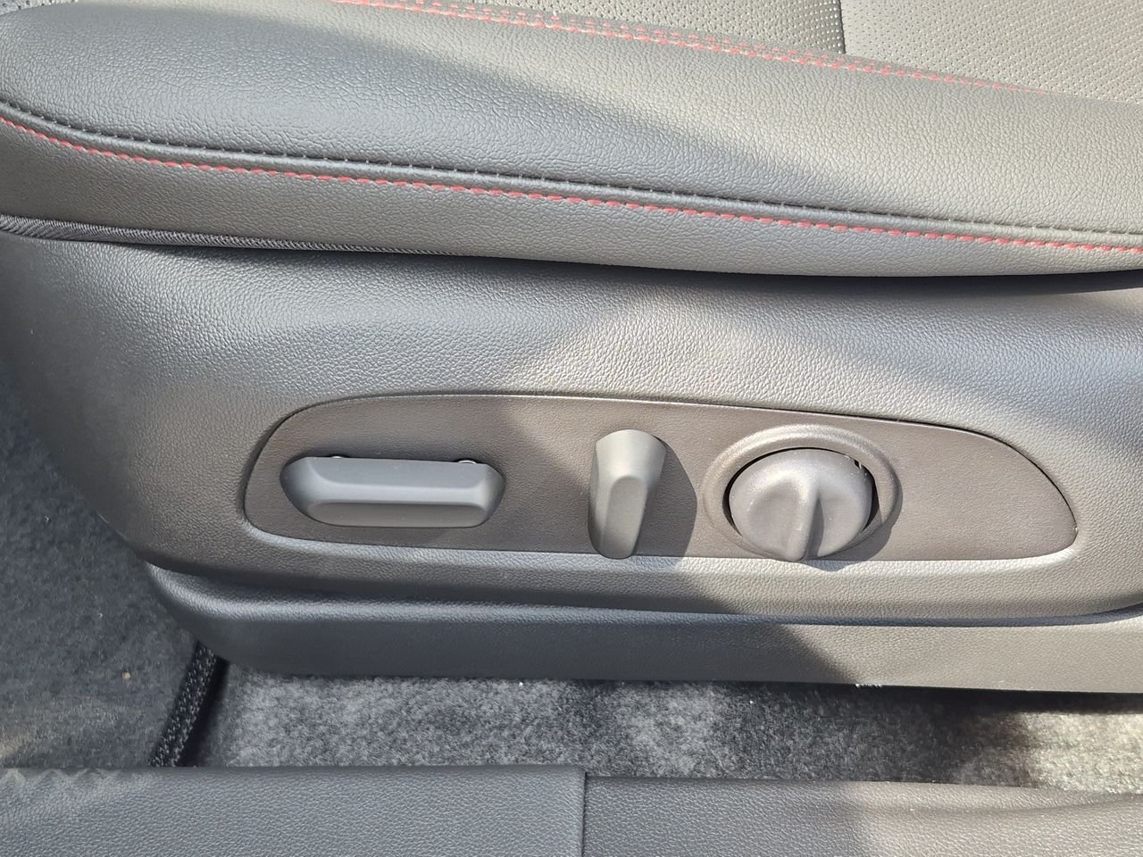 New 2026 Chevrolet Trax RS w/ Sunroof Package FWD image 36