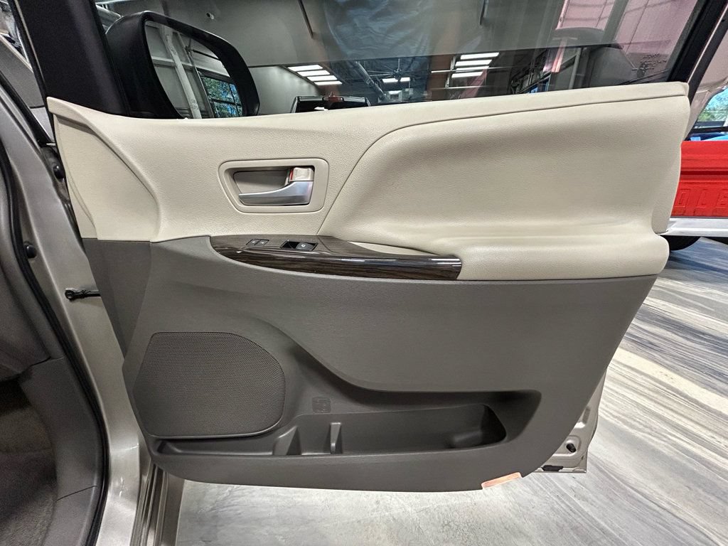 Used 2017 Toyota Sienna XLE w/ XLE Navigation Package FWD image 40