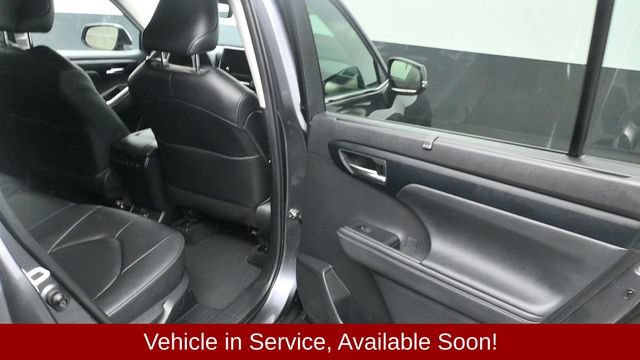 Used 2023 Toyota Highlander XLE AWD/4WD image 10
