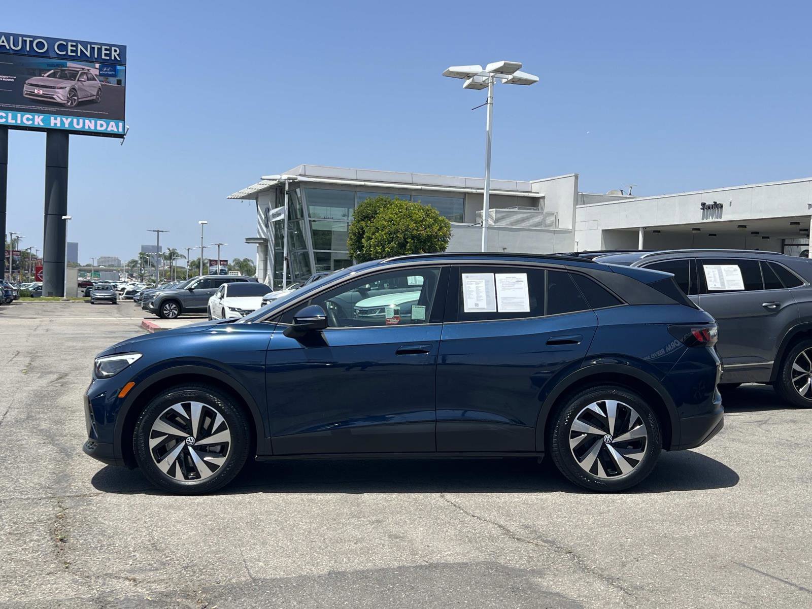 Used 2023 Volkswagen ID.4 2WD image 2