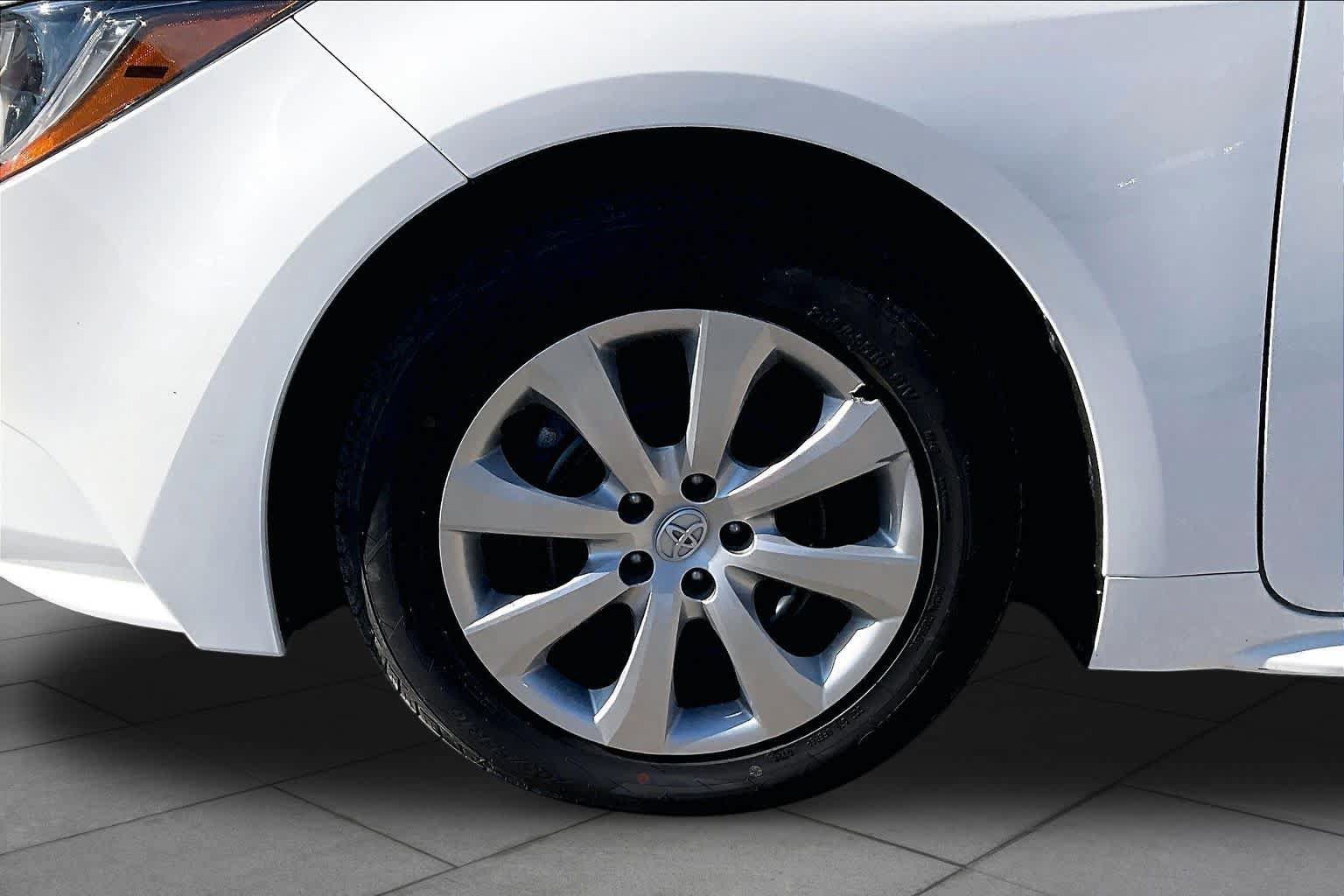 Used 2025 Toyota Corolla LE FWD image 11