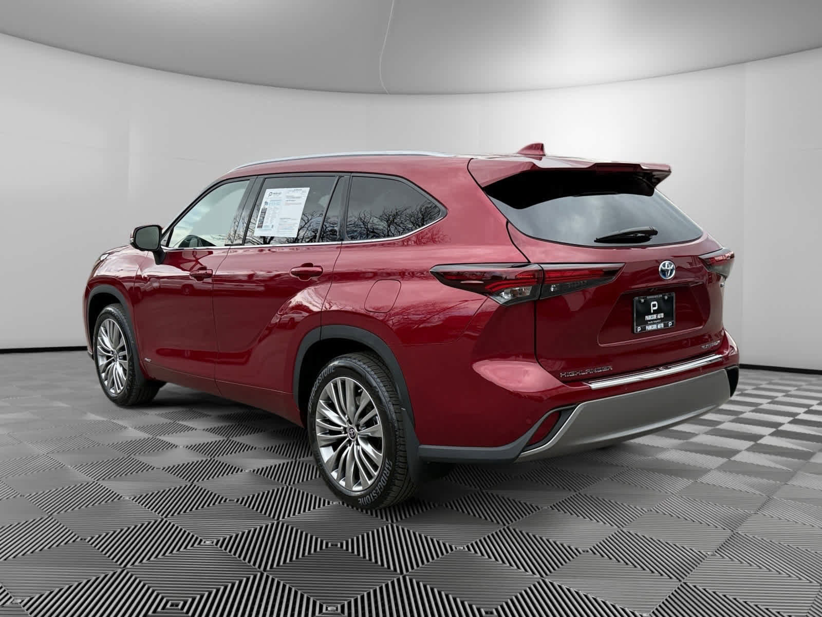 Used 2024 Toyota Highlander Platinum image 3