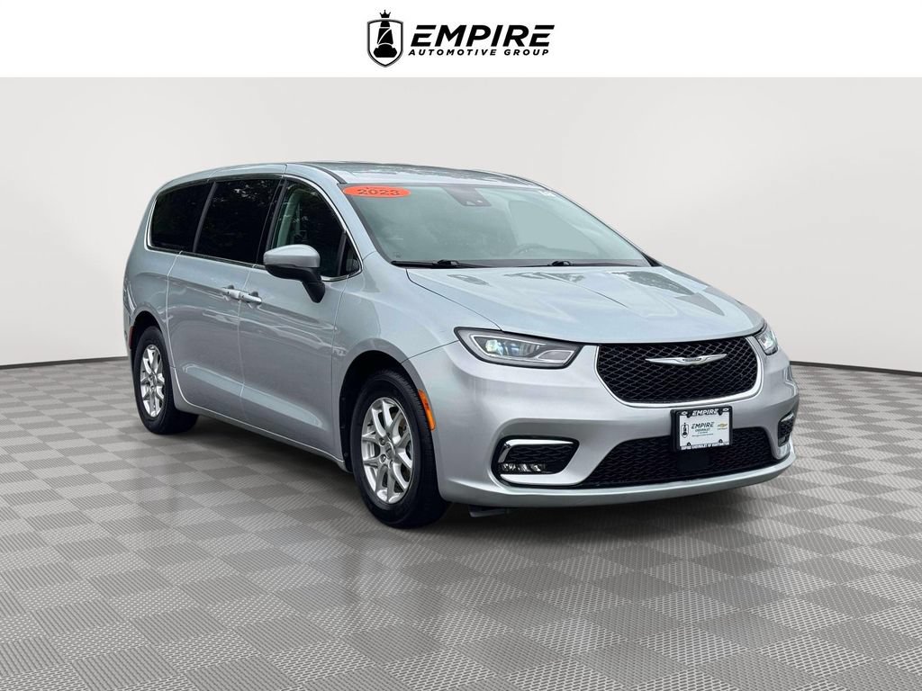 Used 2023 Chrysler Pacifica Touring-L FWD image 1