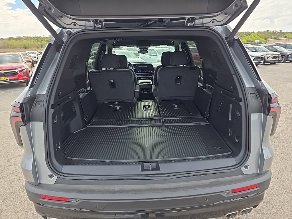 Used 2026 Chevrolet Traverse LT w/ Midnight/Sport Edition image 7