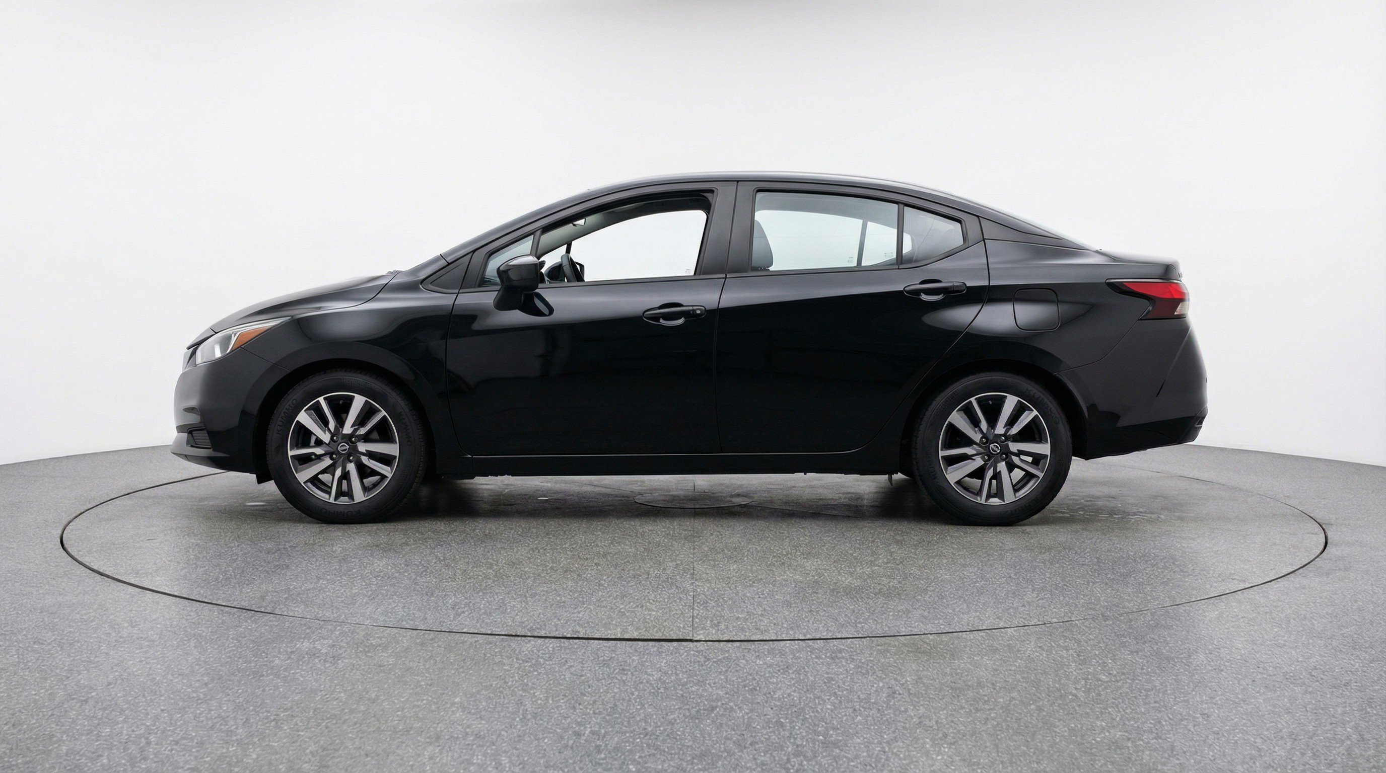 Used 2025 Nissan Versa SV image 5