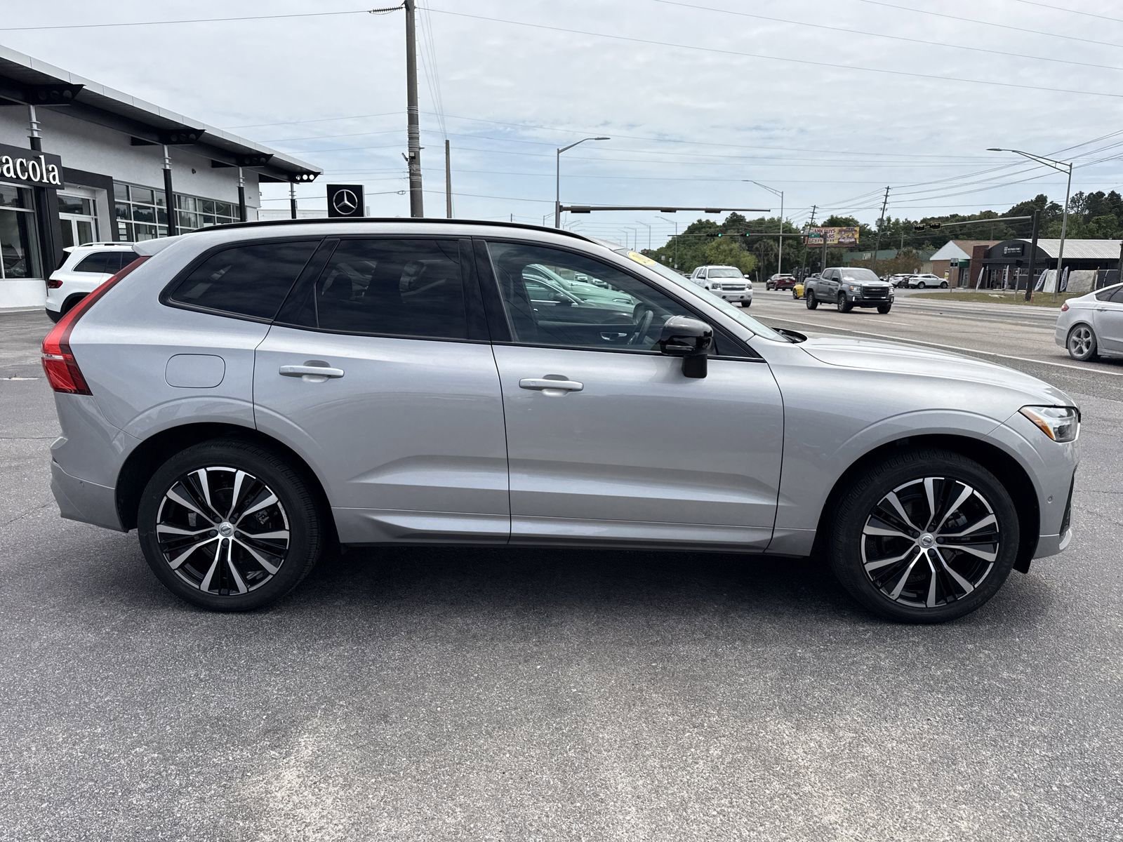 Used 2023 Volvo XC60 B5 Plus w/ Climate Package AWD/4WD image 9