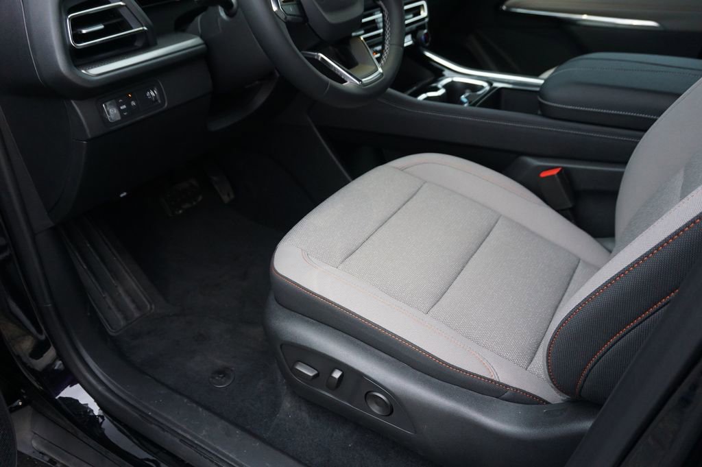 Used 2025 Chevrolet Traverse LT w/ Driver Confidence Package FWD image 24