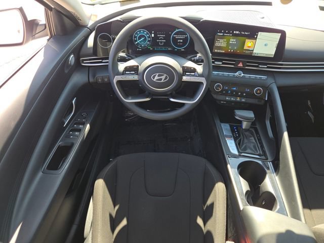 Used 2024 Hyundai Elantra Blue FWD image 17