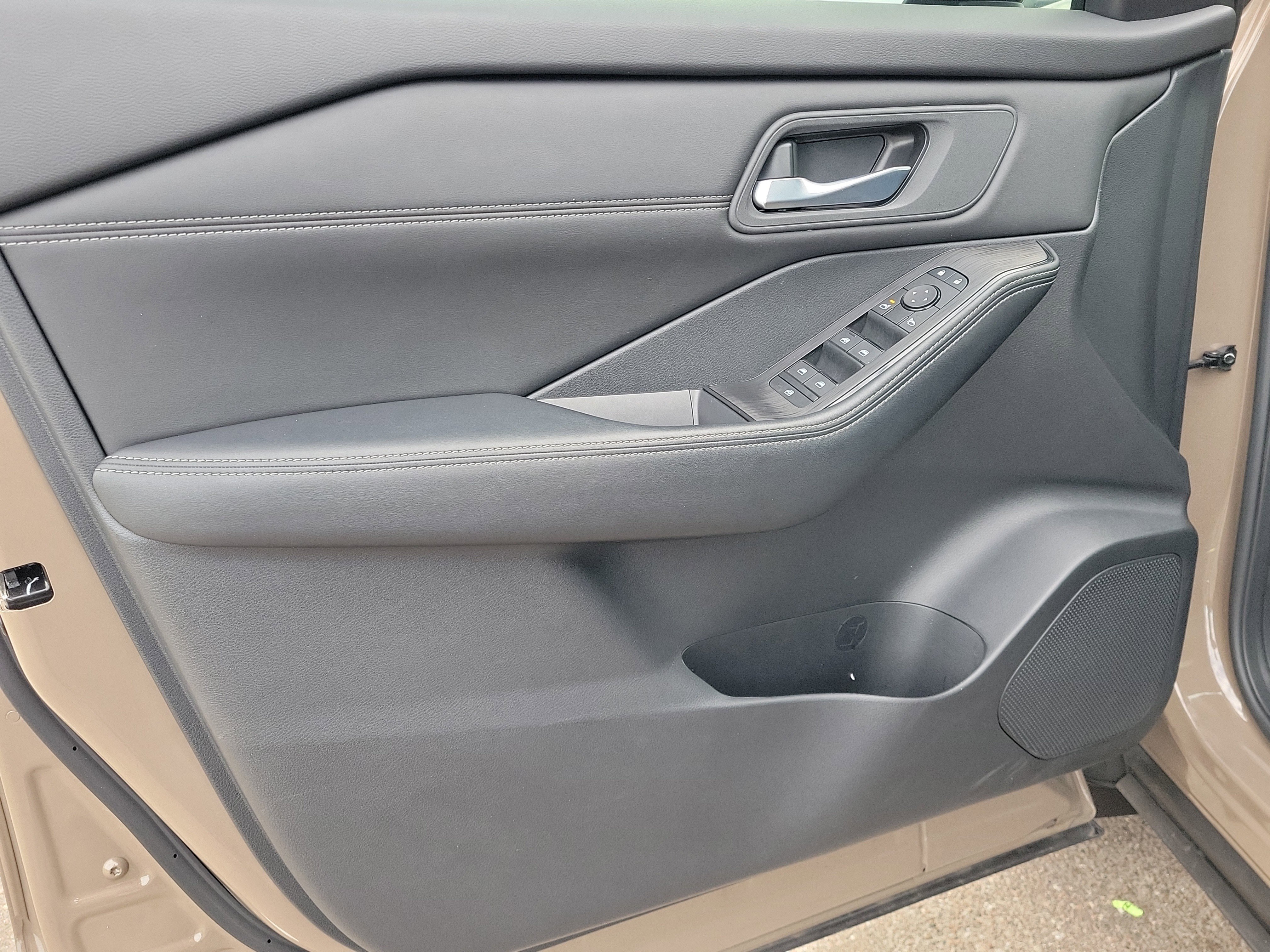 Used 2024 Nissan Rogue SV w/ SV Premium Package image 20