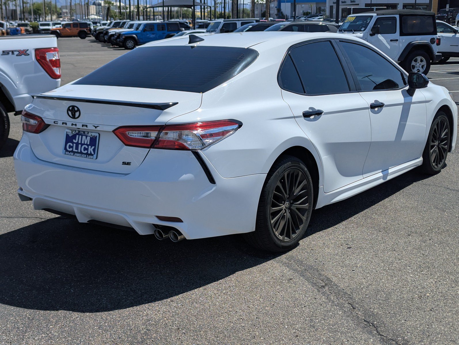 Used 2020 Toyota Camry SE w/ Carpet Mat Package FWD image 2