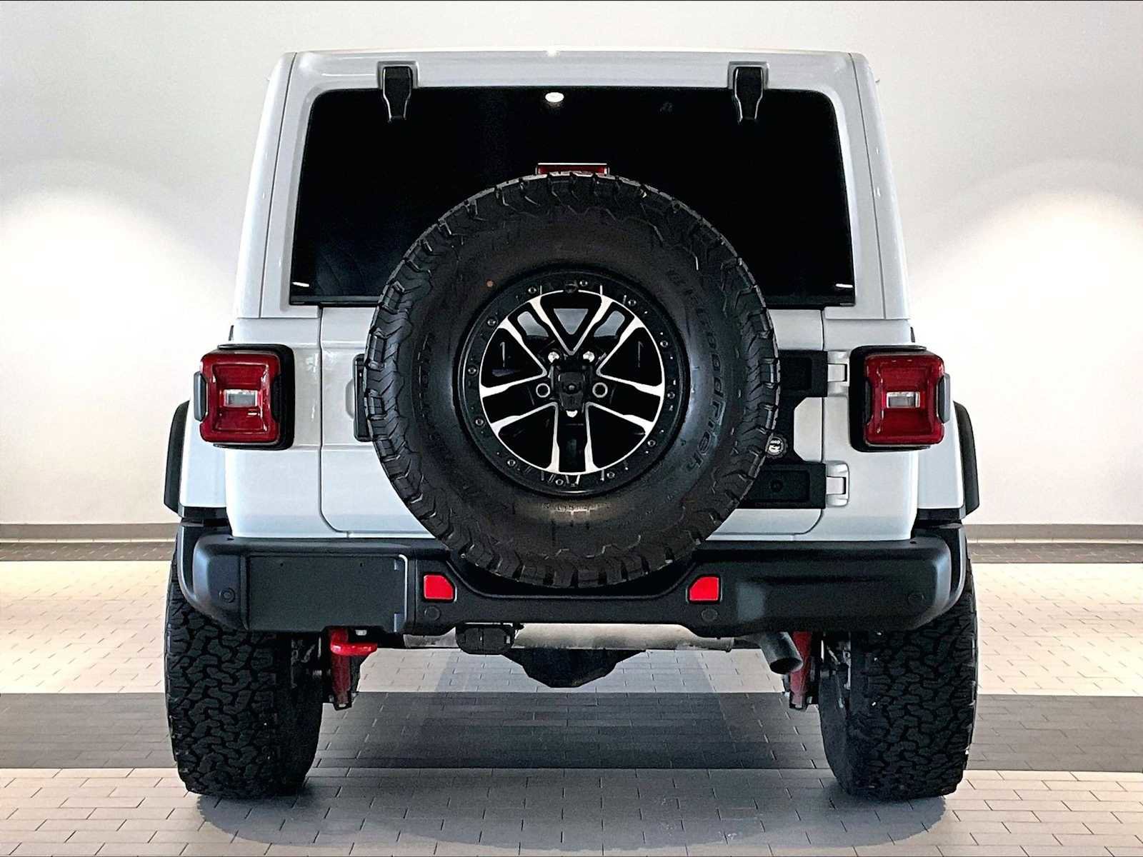 Used 2025 Jeep Wrangler Unlimited Rubicon AWD/4WD image 9