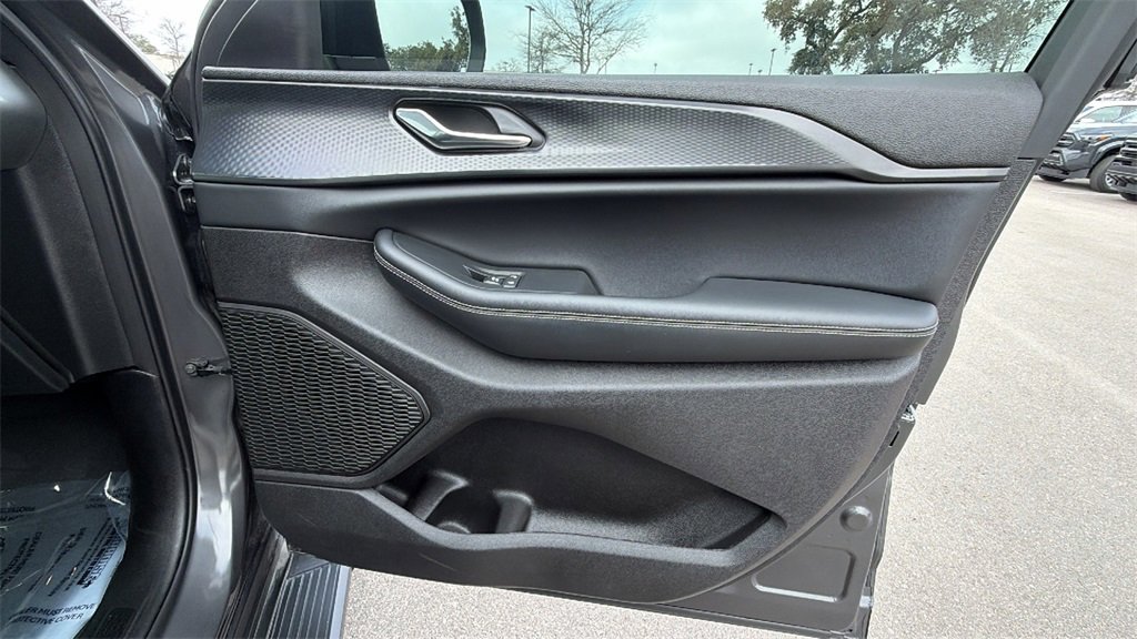 Used 2025 Jeep Grand Cherokee Laredo X w/ Luxury Tech Group I image 38