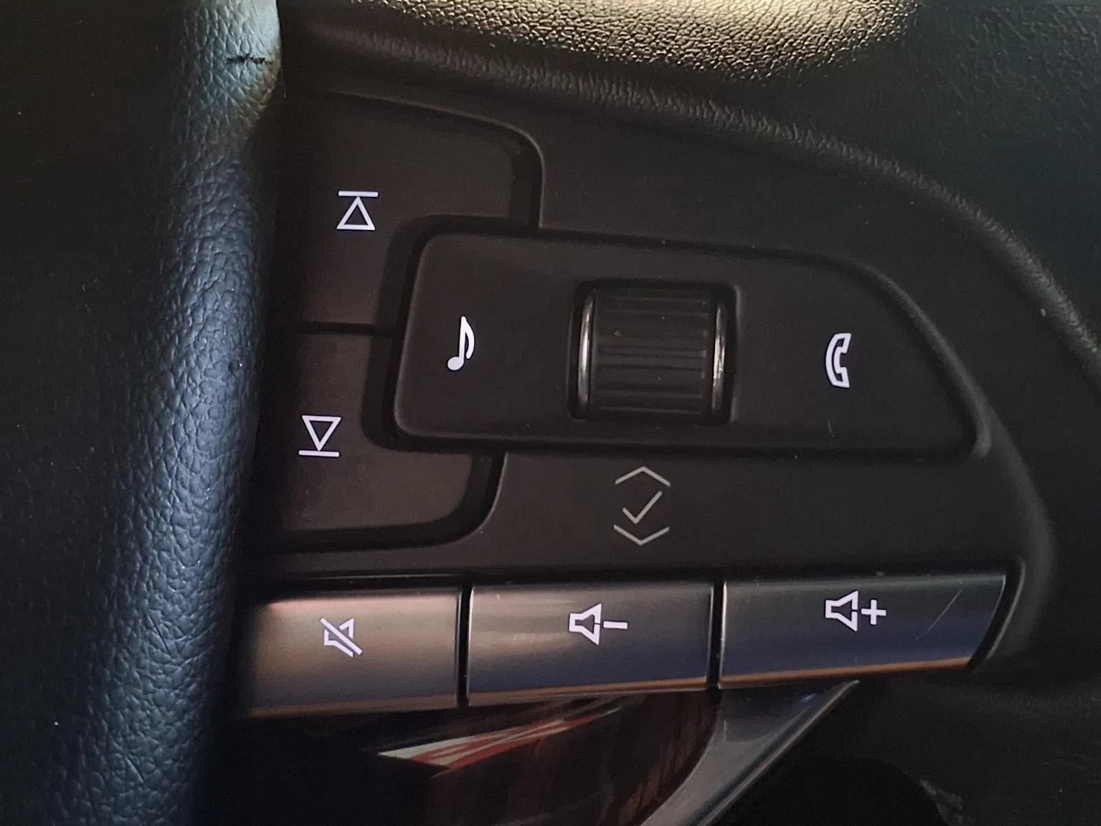 Used 2021 Cadillac Escalade ESV Premium Luxury w/ Driver Assist Tech Package AWD/4WD image 27