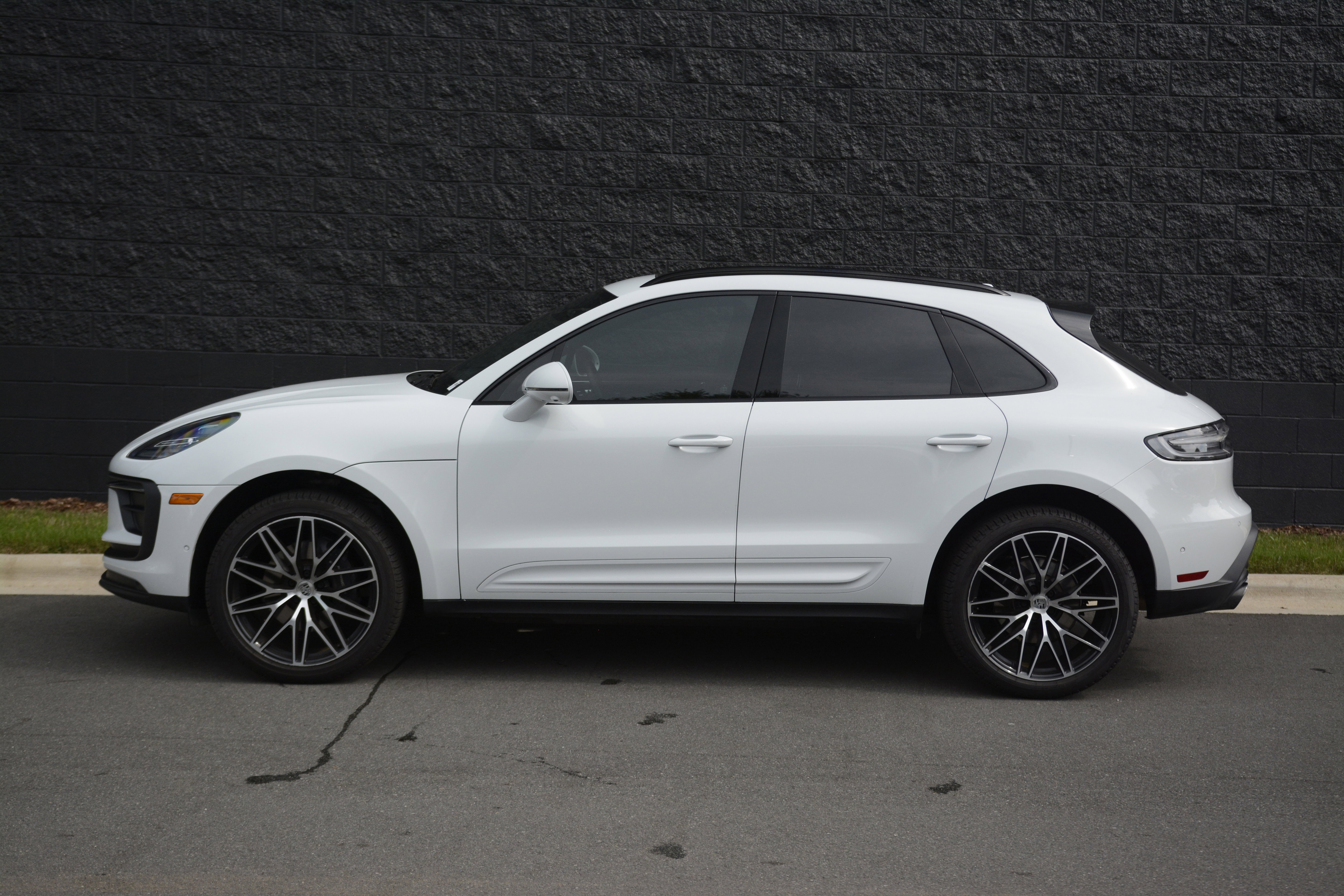 Certified 2026 Porsche Macan AWD/4WD image 2