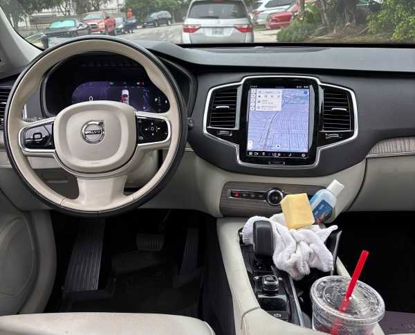 Used 2023 Volvo XC90 B6 Plus image 3