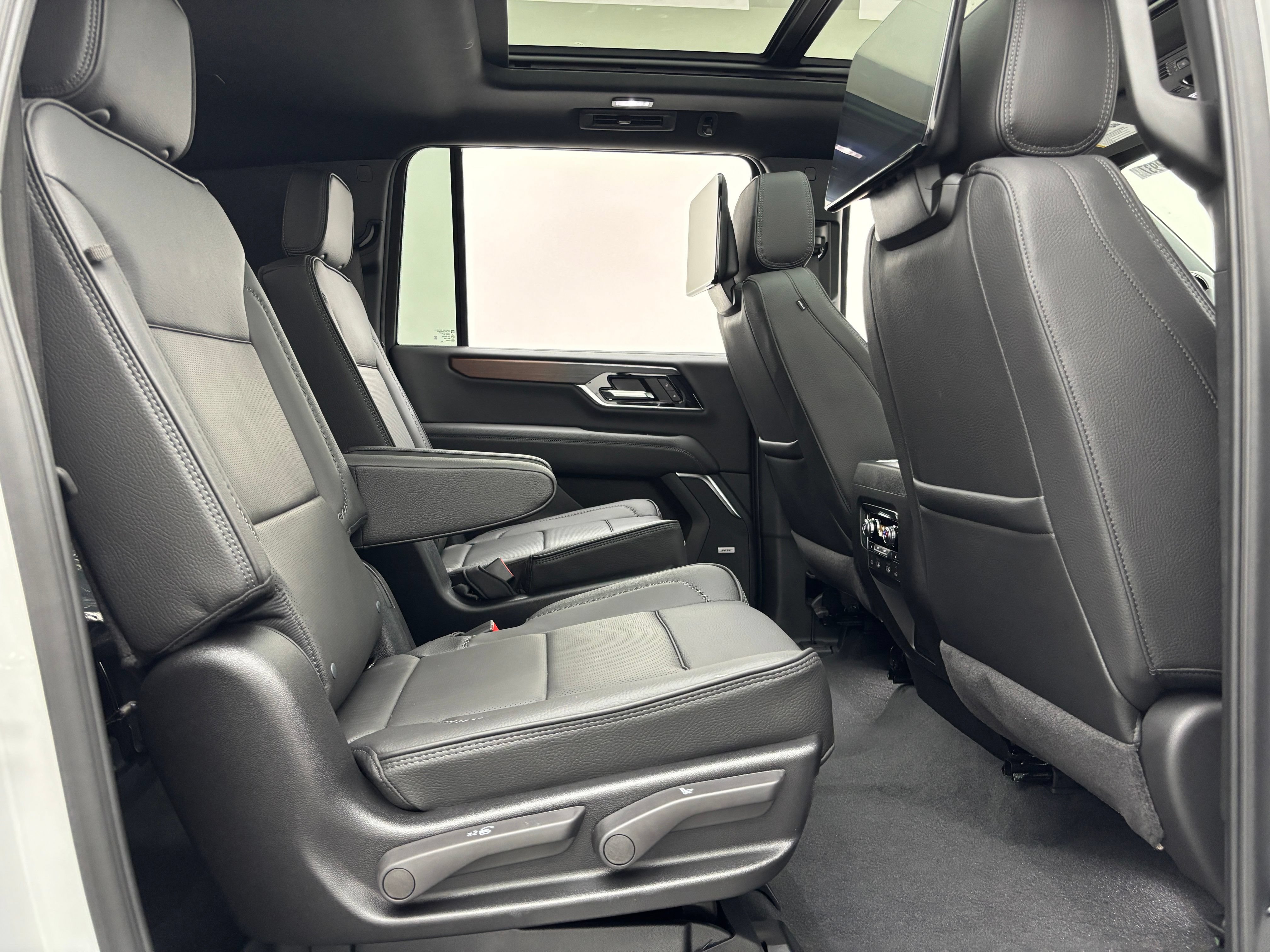 New 2026 GMC Yukon XL Denali w/ Denali Reserve Package AWD/4WD image 43