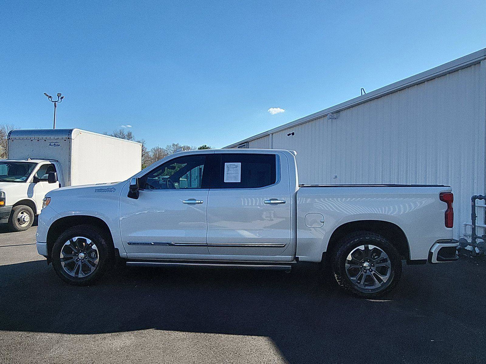 Used 2025 Chevrolet Silverado 1500 High Country w/ Technology Package AWD/4WD image 2