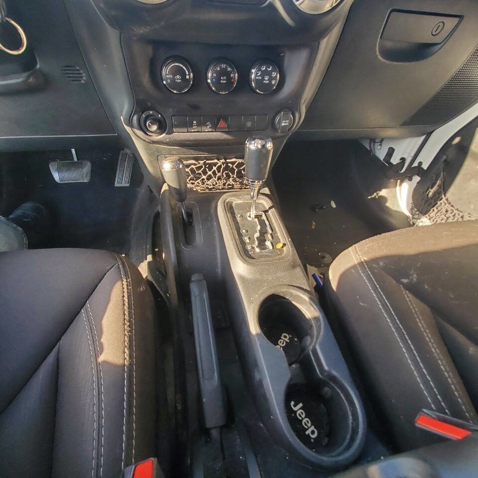 Used 2015 Jeep Wrangler Unlimited Sahara w/ Dual Top Group AWD/4WD image 18