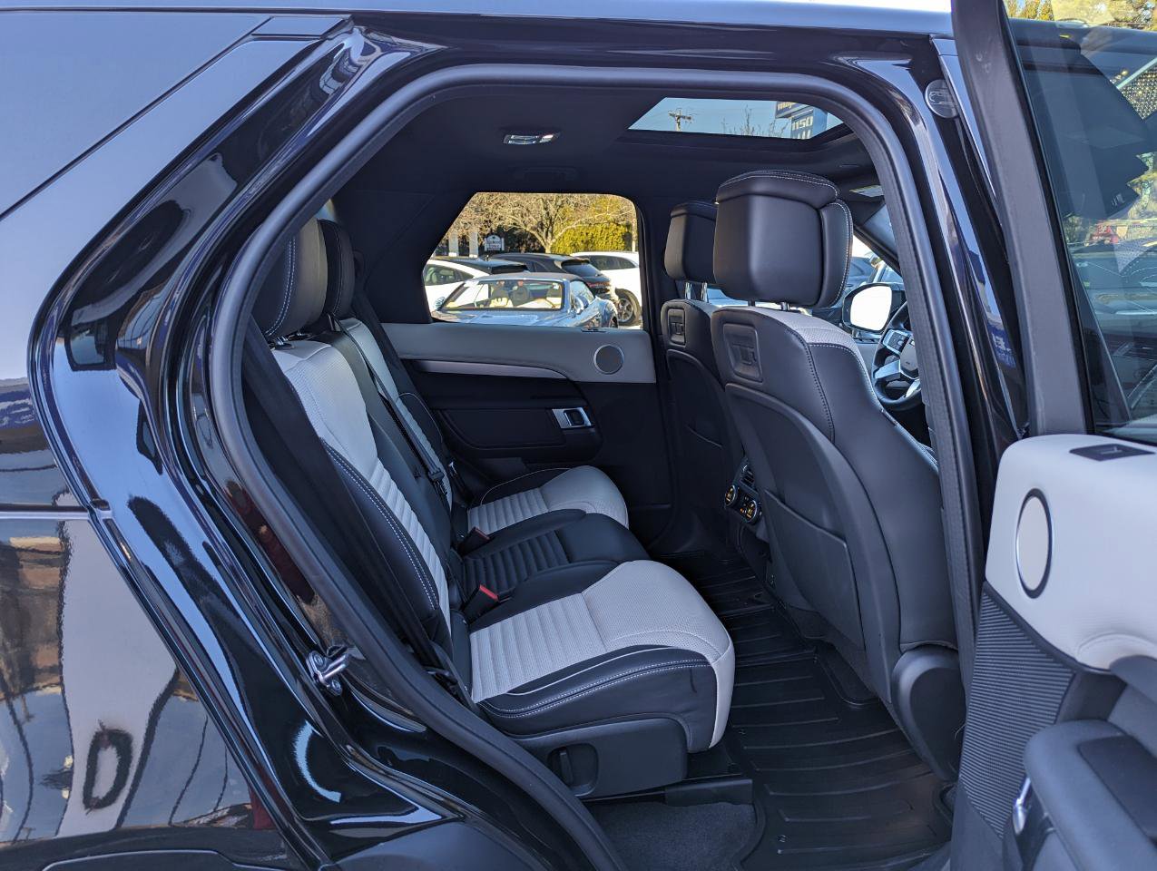 Used 2024 Land Rover Discovery Dynamic SE image 31