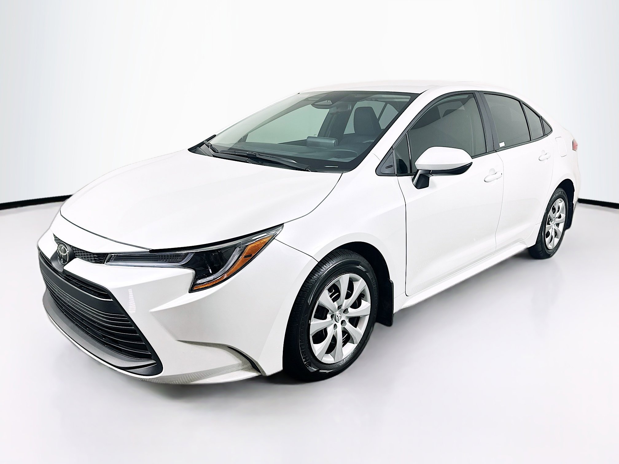 Used 2025 Toyota Corolla LE image 3