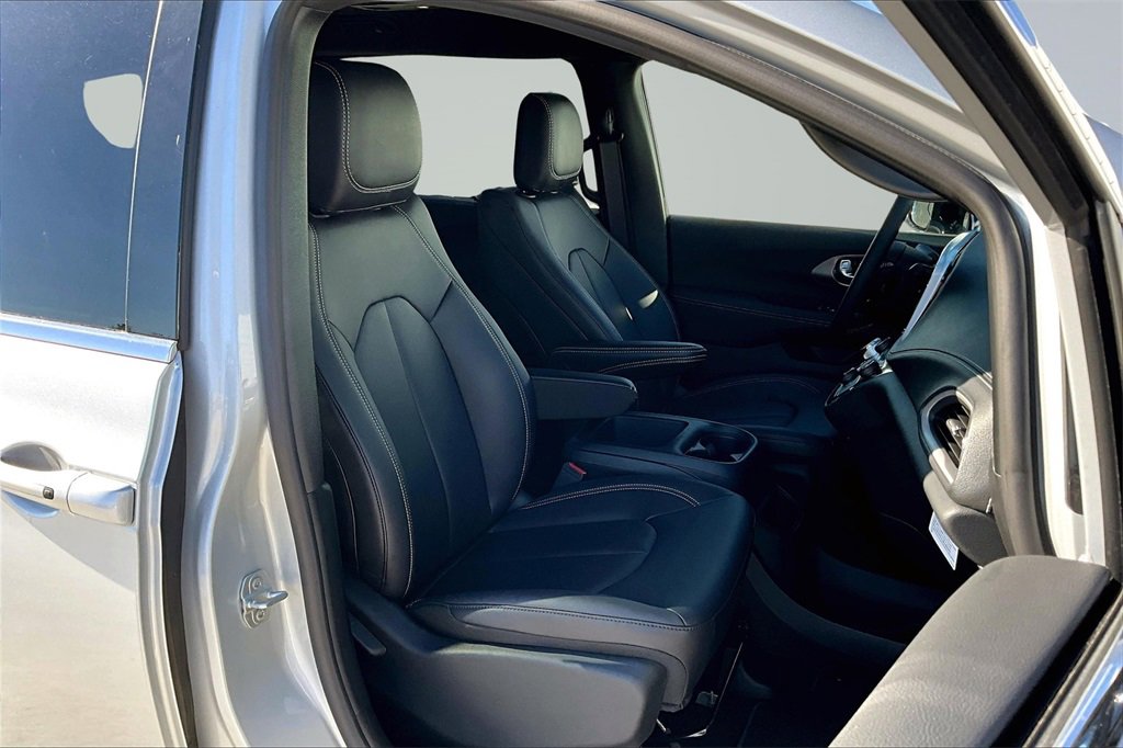 New 2026 Chrysler Pacifica Select image 8