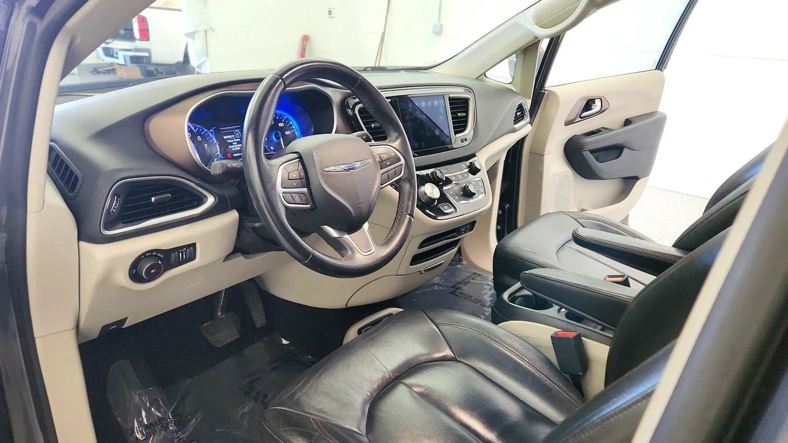 Used 2017 Chrysler Pacifica Touring-L FWD image 14