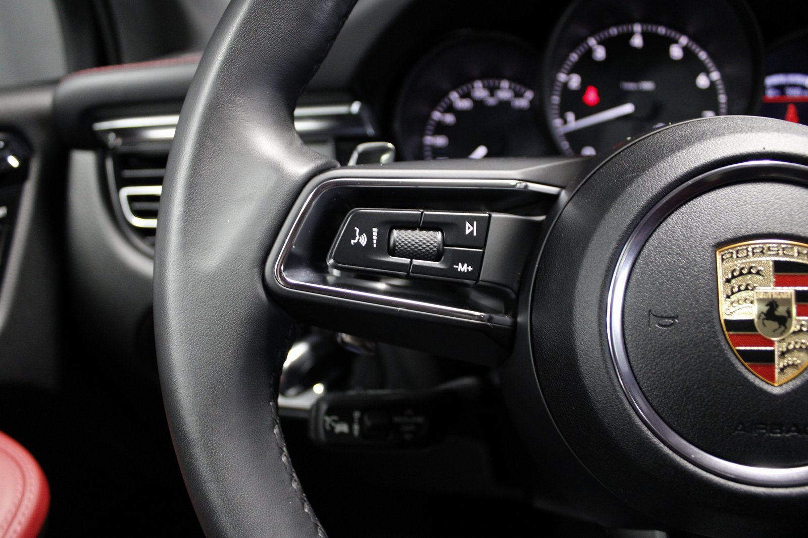 Certified 2025 Porsche Macan image 28