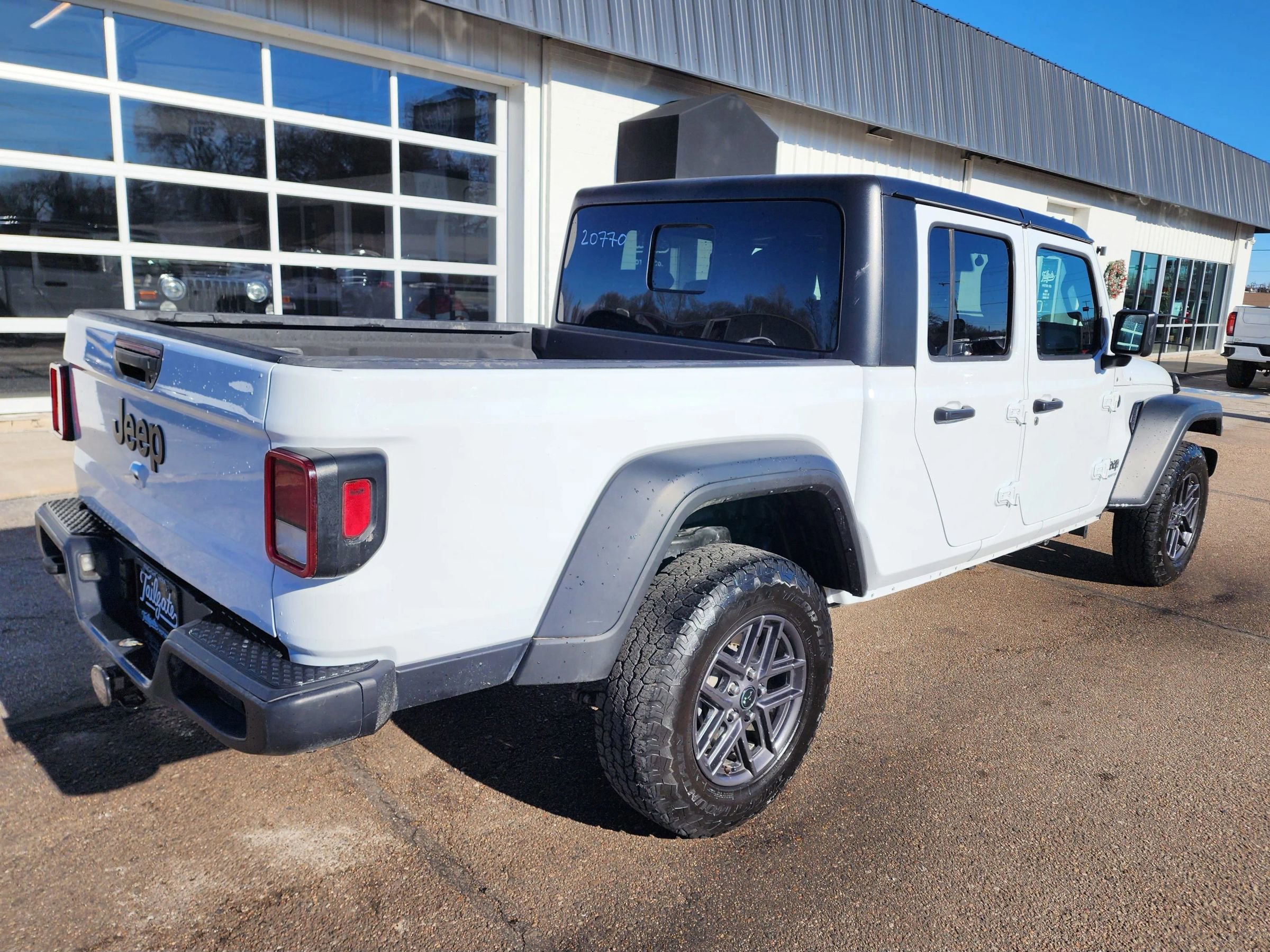 Used 2025 Jeep Gladiator Sport image 8