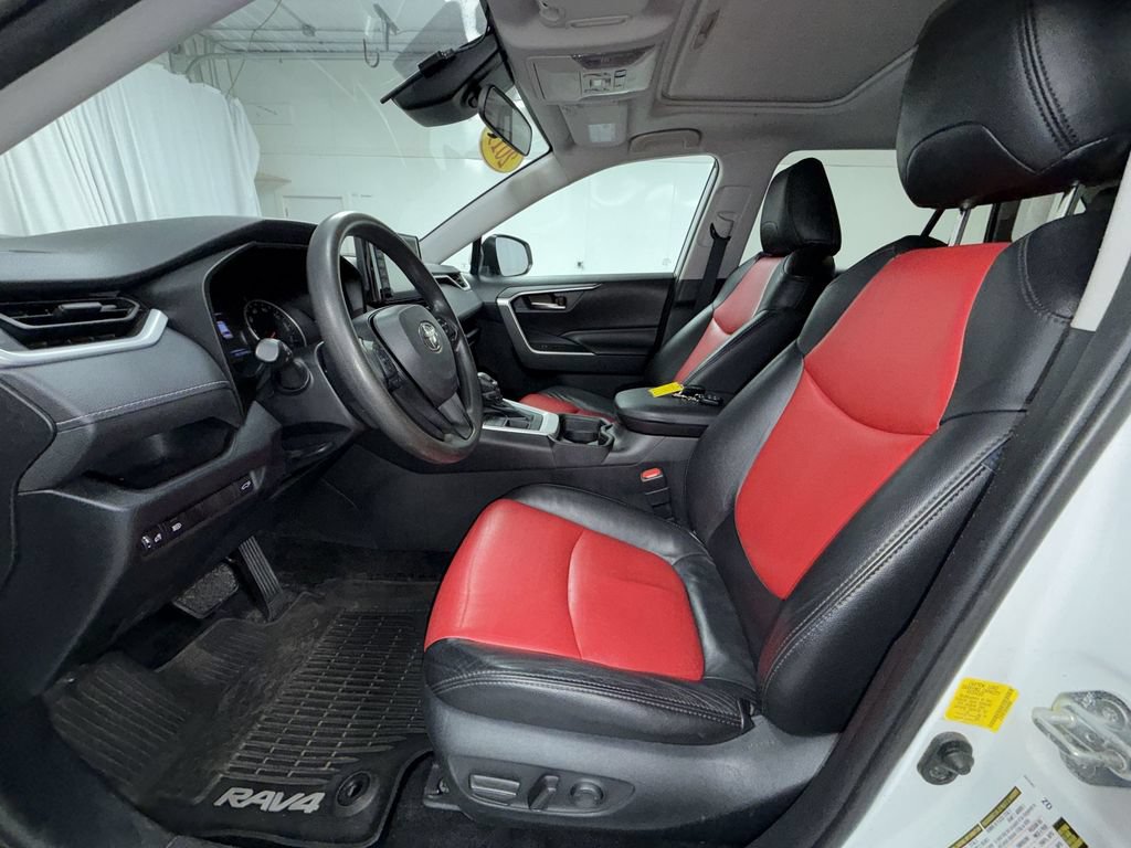 Used 2019 Toyota RAV4 XLE AWD/4WD image 4
