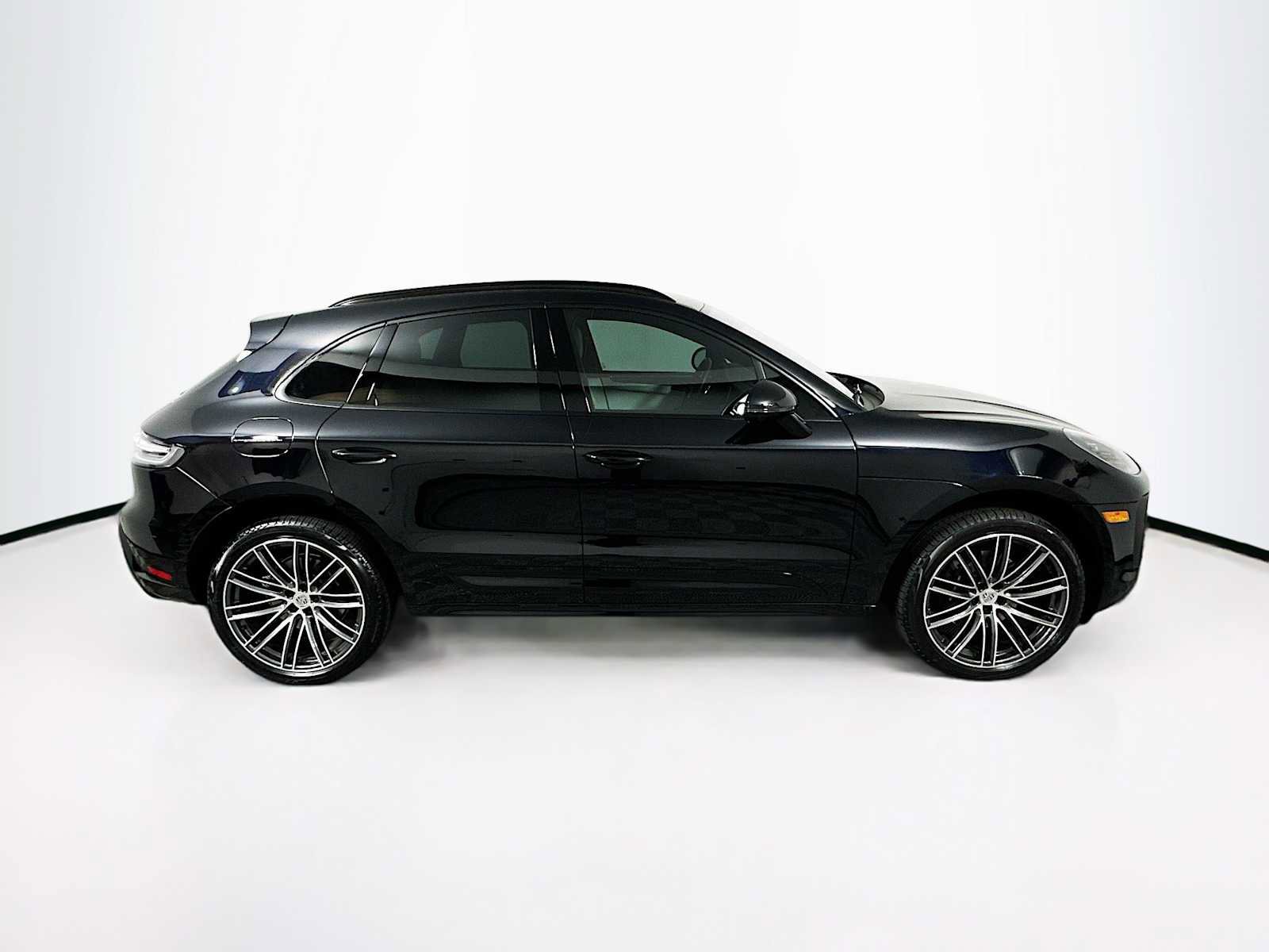 Certified 2025 Porsche Macan image 8