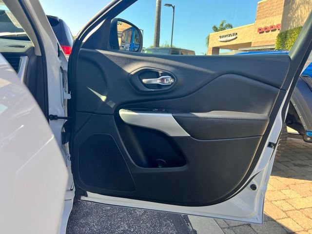 Used 2017 Jeep Cherokee Overland w/ Technology Group FWD image 27