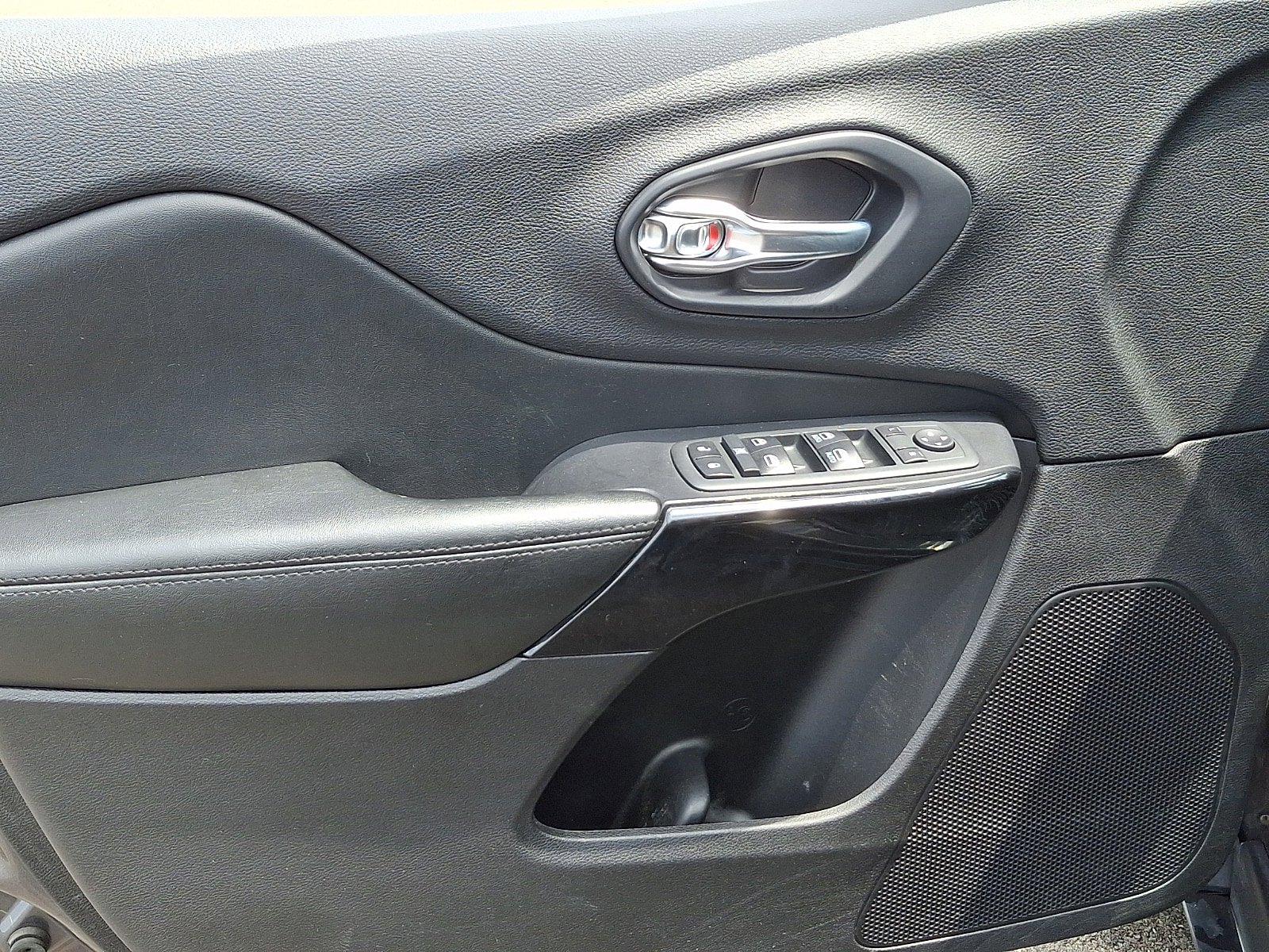 Used 2020 Jeep Cherokee Latitude Plus FWD image 12