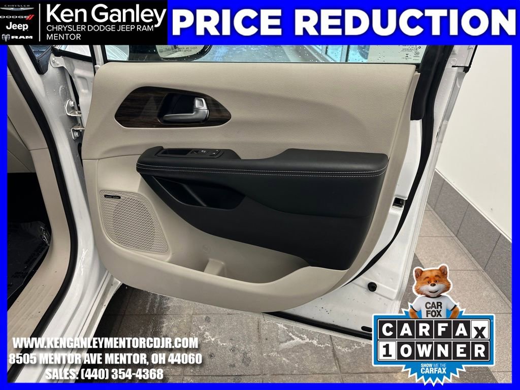 Used 2023 Chrysler Pacifica Limited w/ Uconnect Theater Family Group image 26