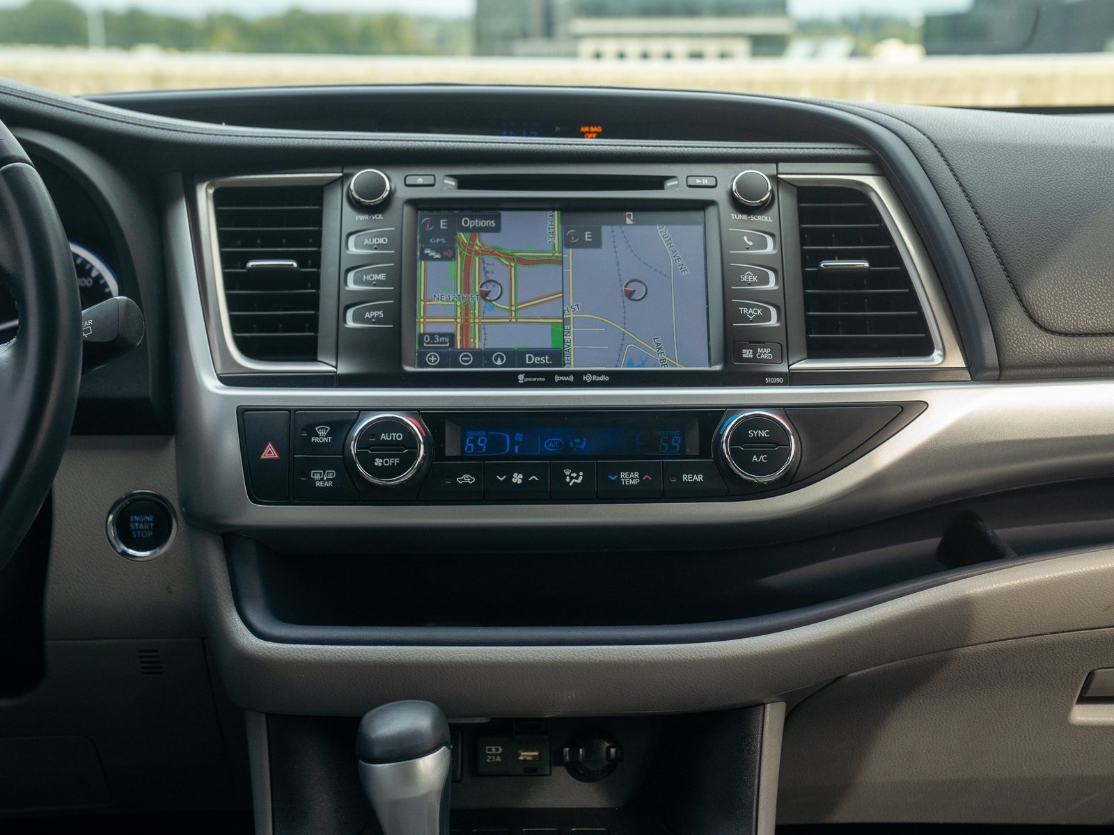 Used 2019 Toyota Highlander XLE FWD image 21