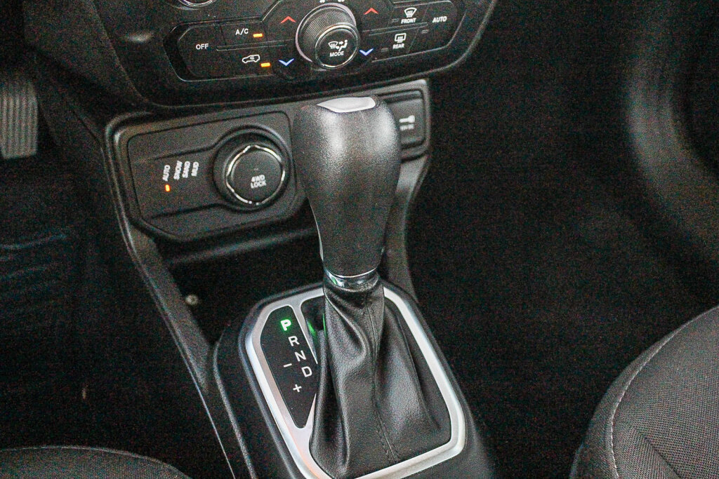 Used 2023 Jeep Renegade Latitude AWD/4WD image 13
