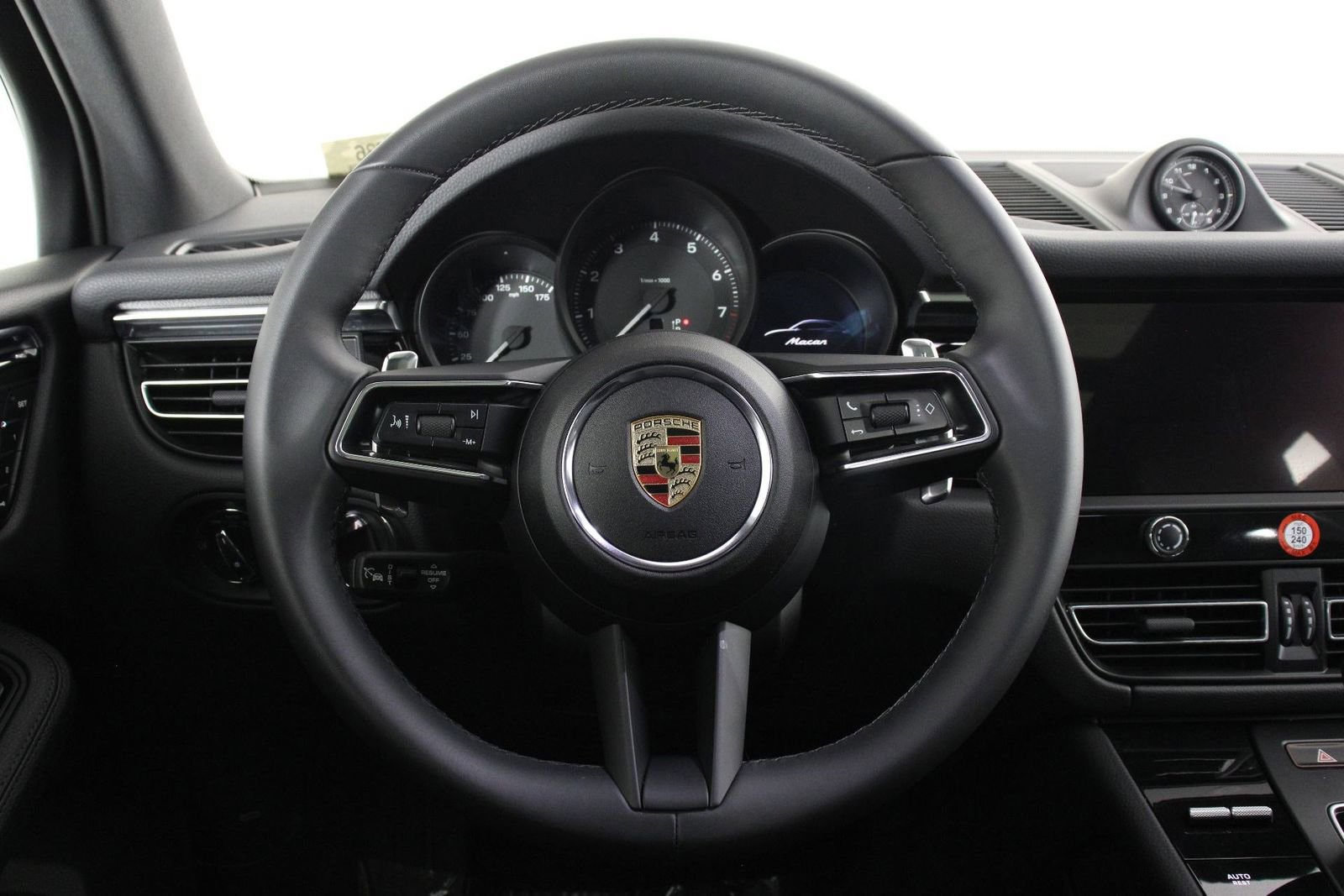 Certified 2025 Porsche Macan image 12