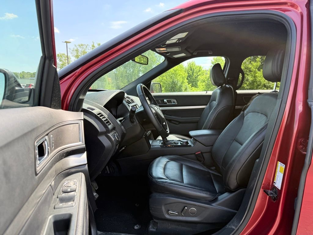 Used 2018 Ford Explorer XLT w/ Equipment Group 202A AWD/4WD image 9