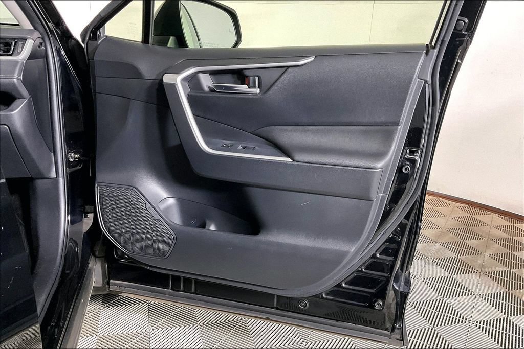 Used 2019 Toyota RAV4 XLE Premium w/ Cold Weather Package AWD/4WD image 23