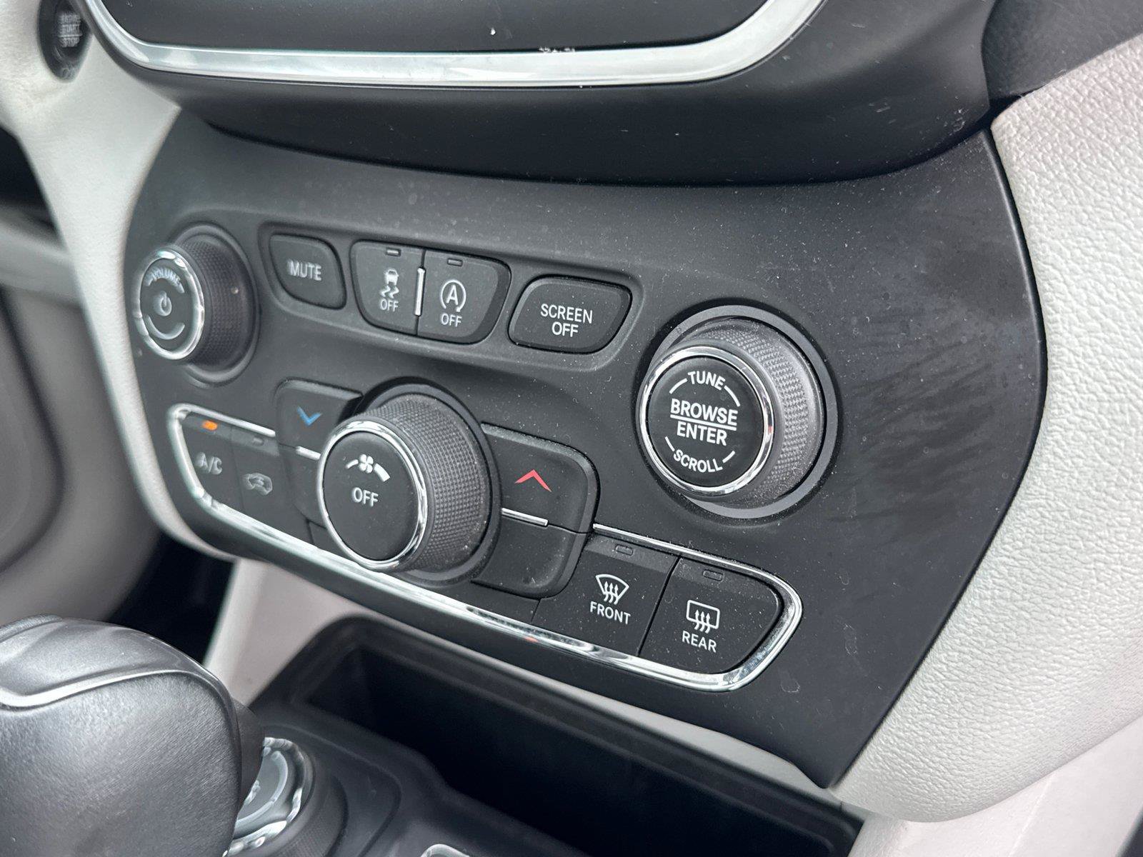 Used 2021 Jeep Cherokee Latitude Plus w/ Sun & Sound Group AWD/4WD image 18