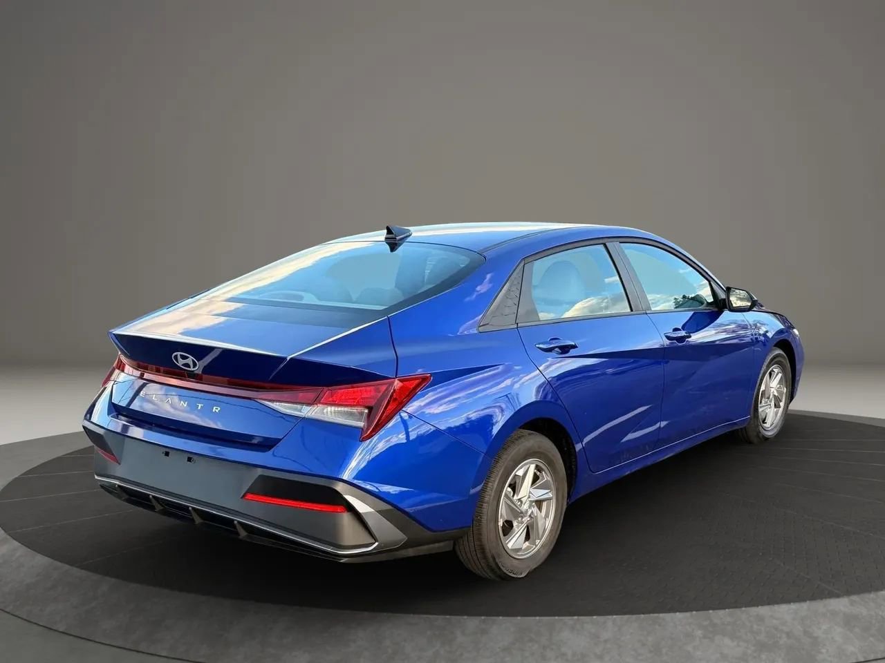 Used 2024 Hyundai Elantra SE image 4