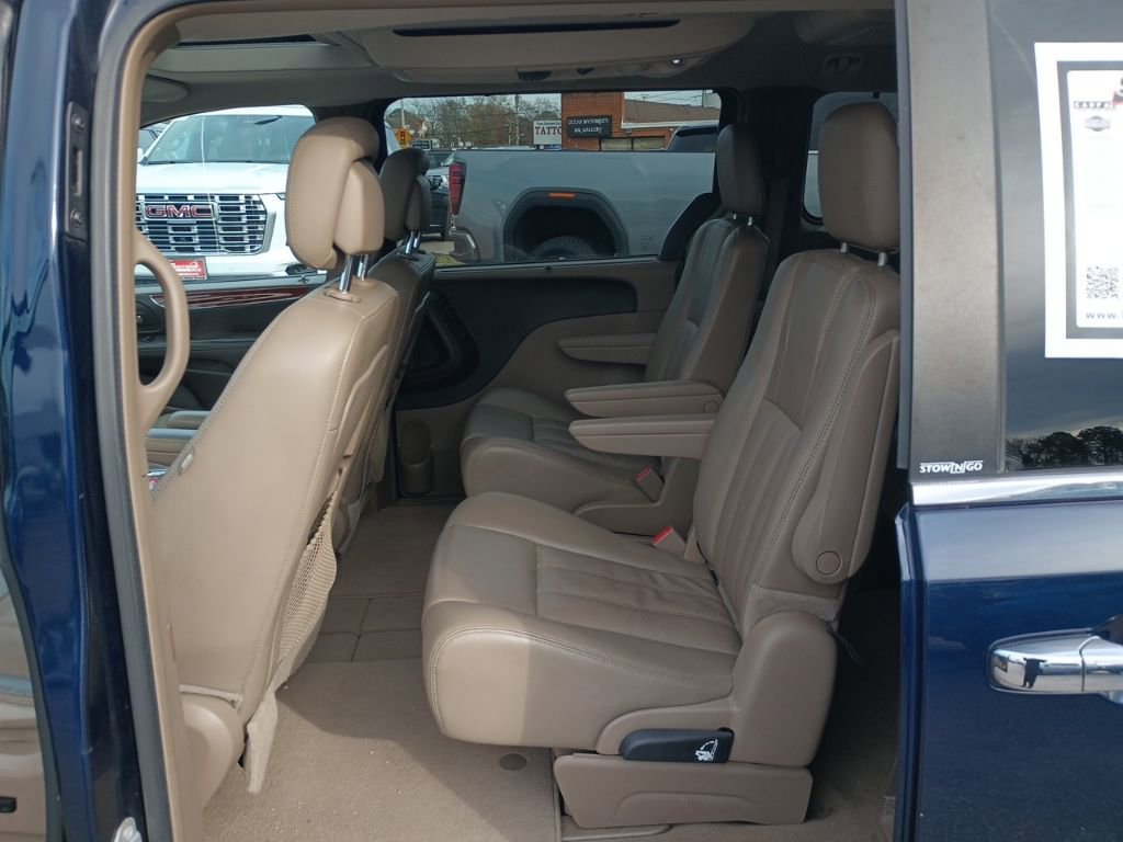 Used 2014 Chrysler Town & Country Touring-L w/ Driver Convenience Group image 11