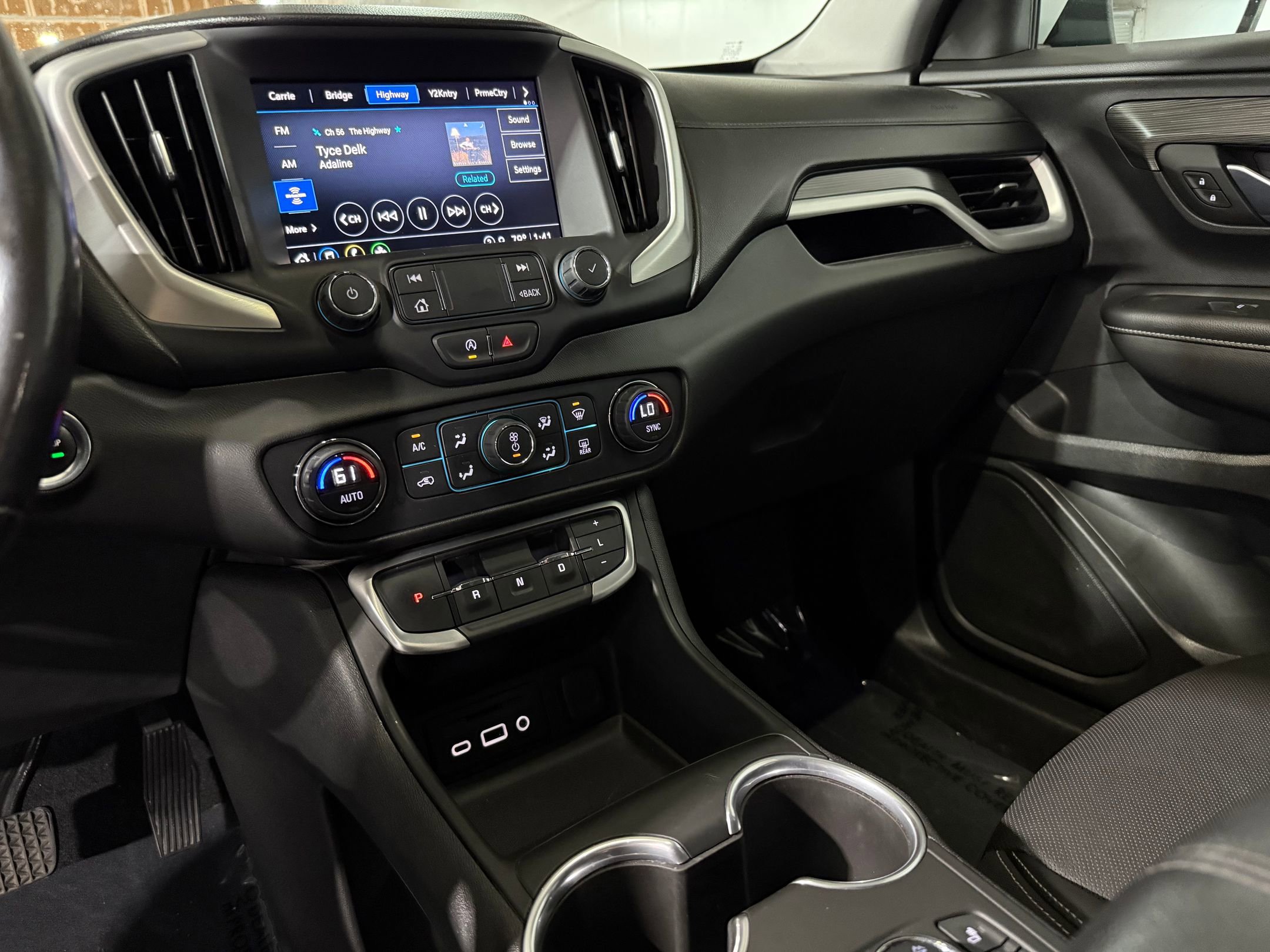 Used 2022 GMC Terrain SLT image 25